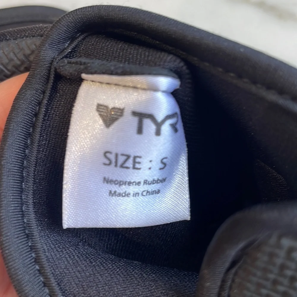 TYR Aquatic Fitness Resistance Gloves Black Webbed Neoprene Size Small - Picture 3 of 6